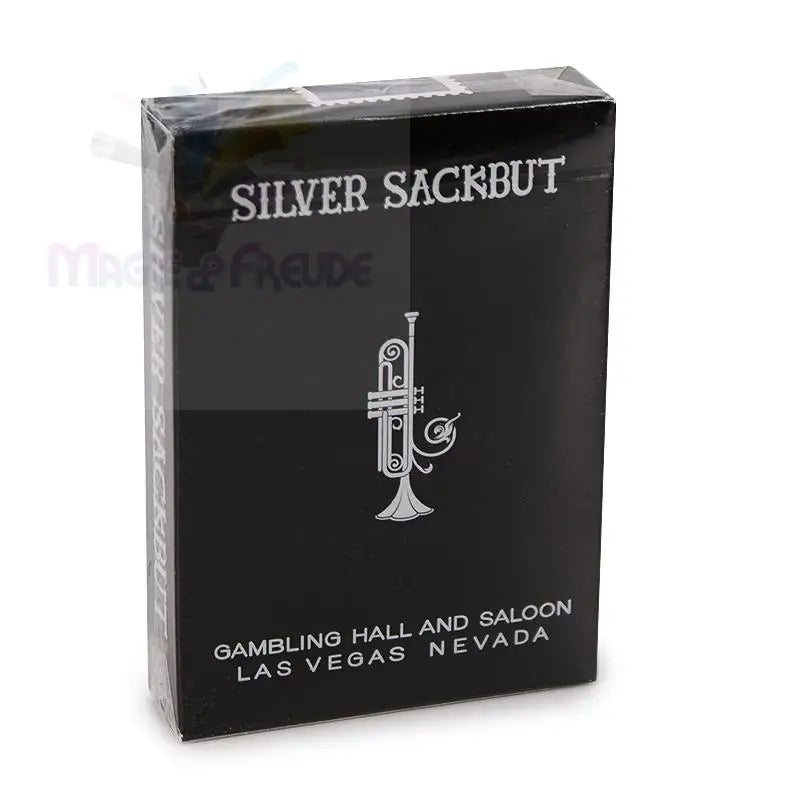 Ein Spielkartensatz in einer schwarzen Schachtel mit einer silbernen Trompetengrafik.