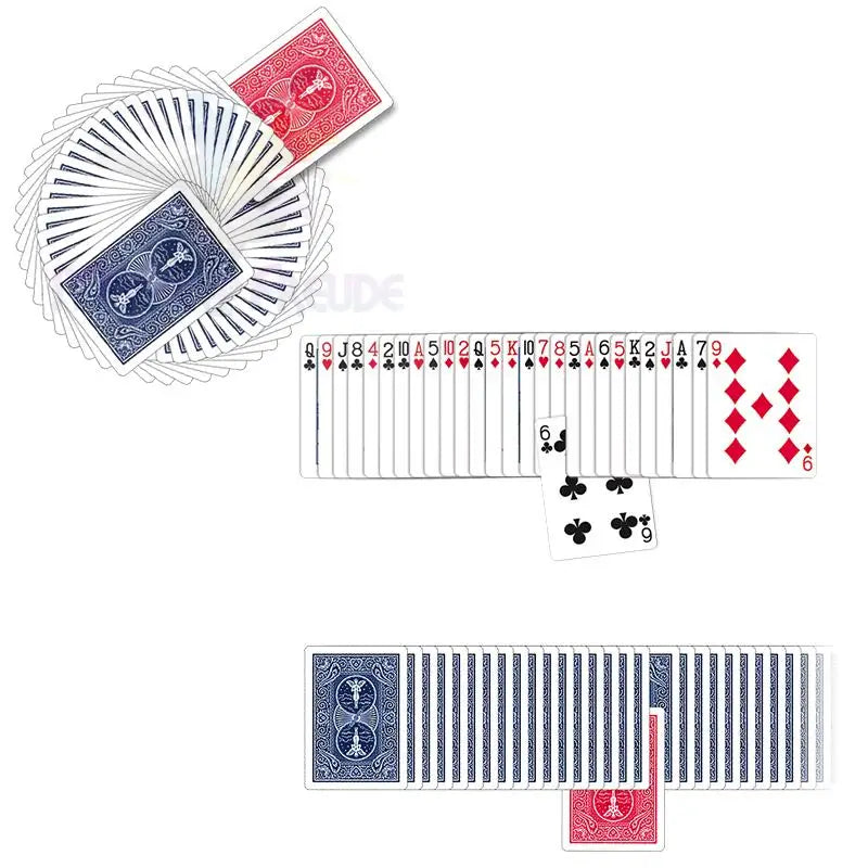 Zwei Stapel Spielkarten, eine blaue und eine rote.