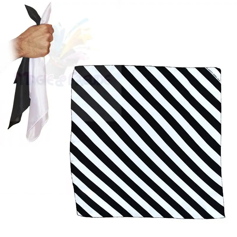 Ein schwarz-weißer, diagonal gestreifter, quadratischer Stoff und zwei einfarbige, schwarz-weiße Tücher, die in einer Hand gehalten werden.