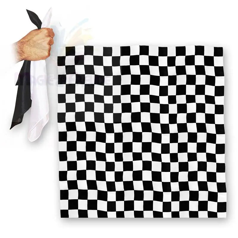 Ein schachbrettartig gemustertes Tuch, das von einer Hand gehalten wird.