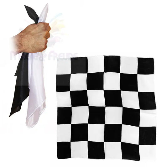 Eine Hand hält einen schwarz-weißen Stoff neben einer karierten Flagge.