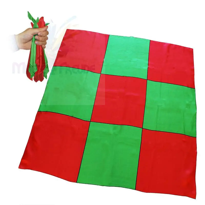 Ein rot und grün kariertes Seidentaschentuch.