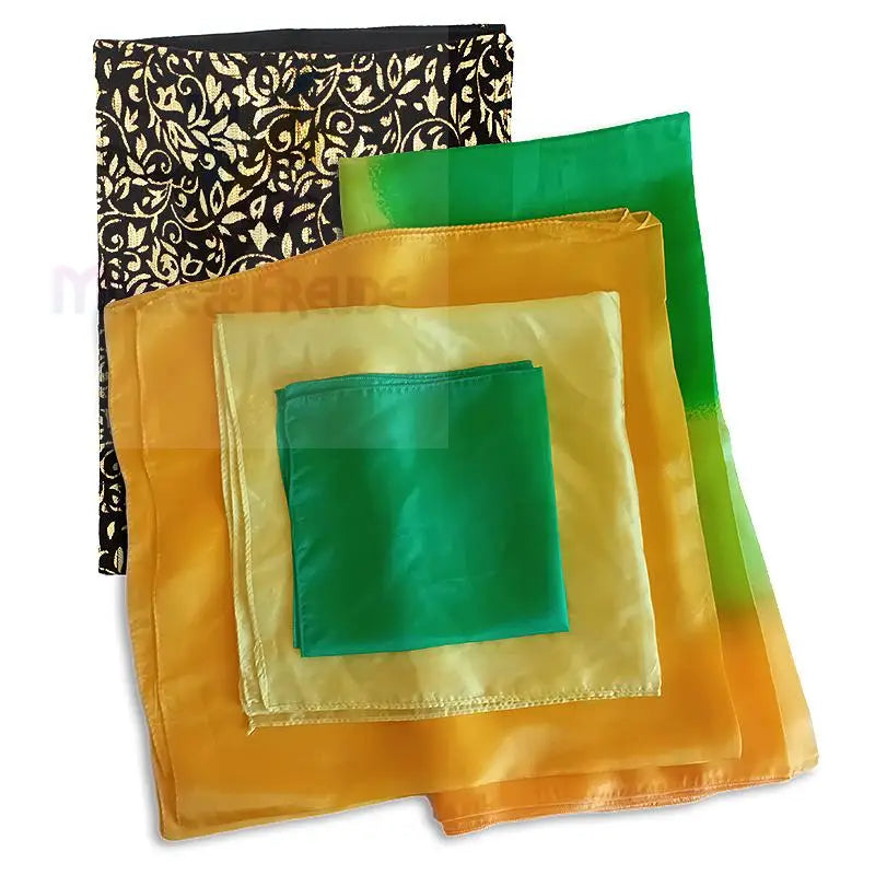 Ein Set aus gefalteten, bunten Stoffquadraten und einem gemusterten Tuch.