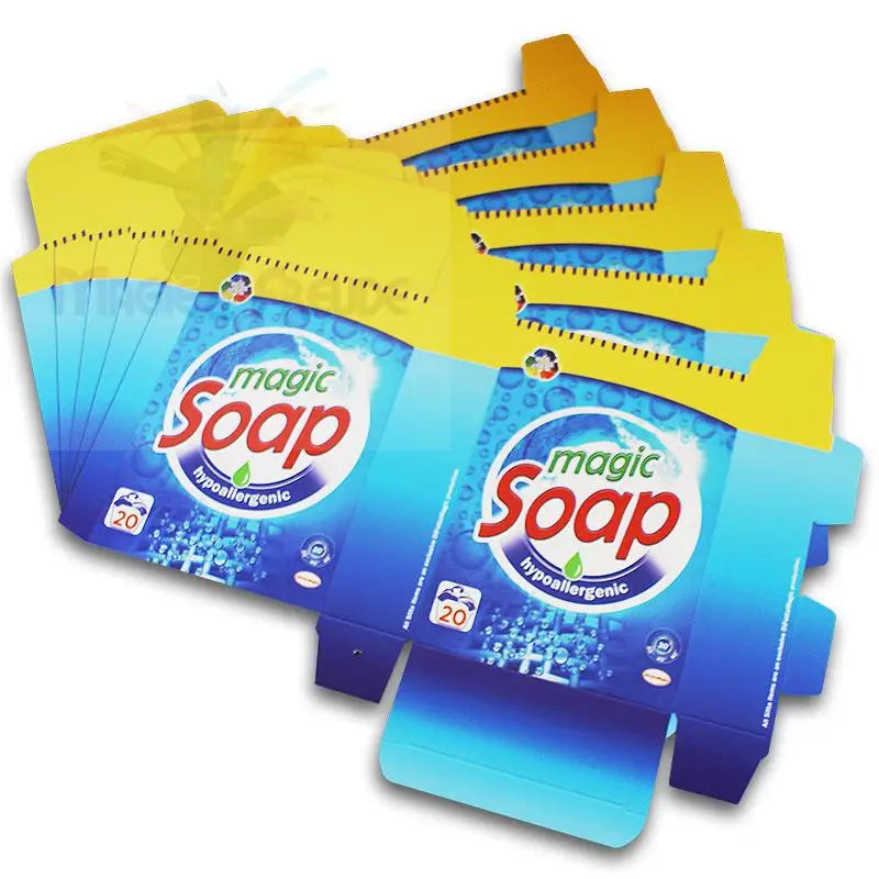 Gestapelte Flat-Pack-Kartons für ’Magic Soap’ mit einem hypoallergenen Etikett.