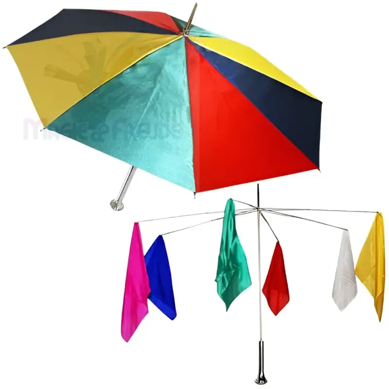 Ein farbenfroher Regenschirm mit einem aufgesetzten Display aus verschiedenfarbigen Tüchern.