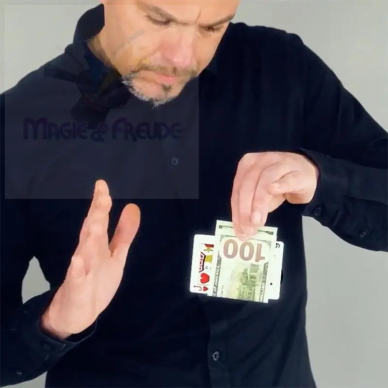 Ein Mann führt einen Zaubertrick mit Spielkarten und Bargeld vor.