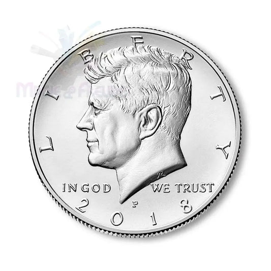 Eine silberfarbene Kennedy-Halbdollar-Münze aus dem Jahr 2018.