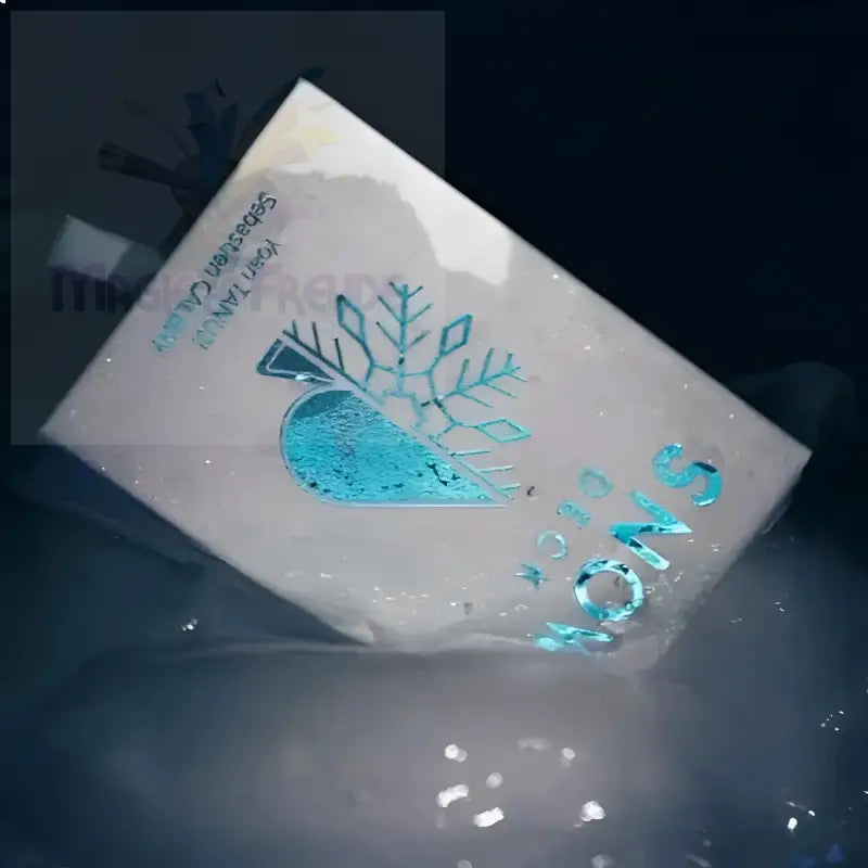 Ein Spielkartenset mit Schneeflockenmotiv.