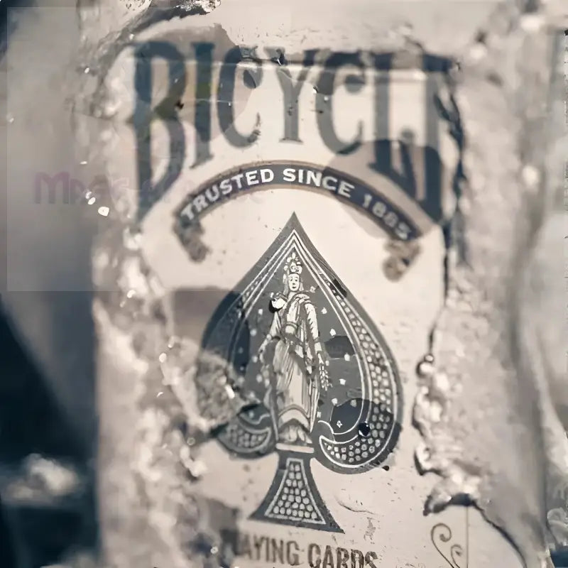 Nasses, teilweise verdecktes Bicycle-Spielkartendeck.