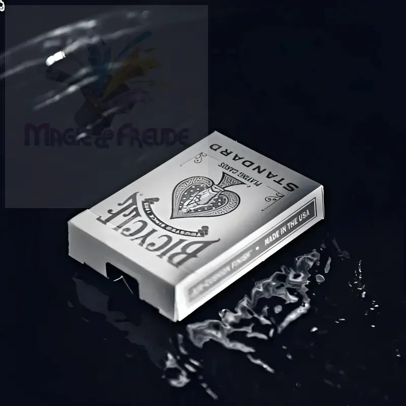 Ein weißes Spiel mit Spielkarten der Marke Bicycle.