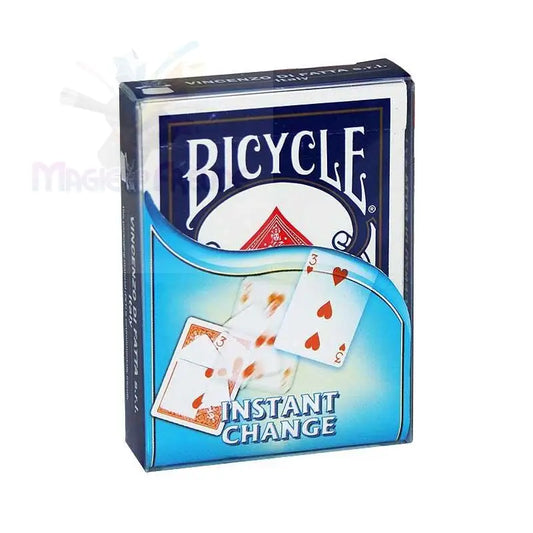 Ein Kartenspiel von Bicycle mit einer blauen Display-Hülle, die für einen ’Instant Change’-Zaubertrick wirbt.