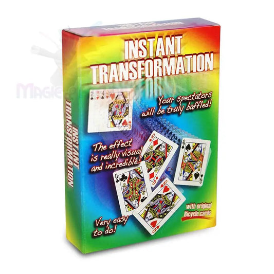 Eine Zaubertrickbox mit Spielkarten und ’Instant Transformation’ auf der Vorderseite.