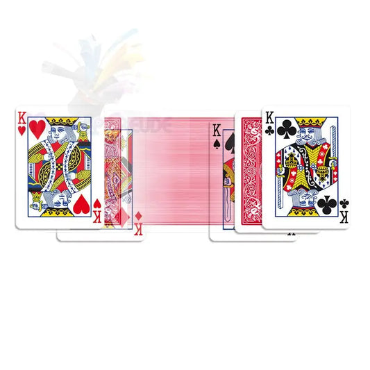 Ein Spielkartenset mit Herz-, Karo-, Pik- und Kreuz-König sichtbar.