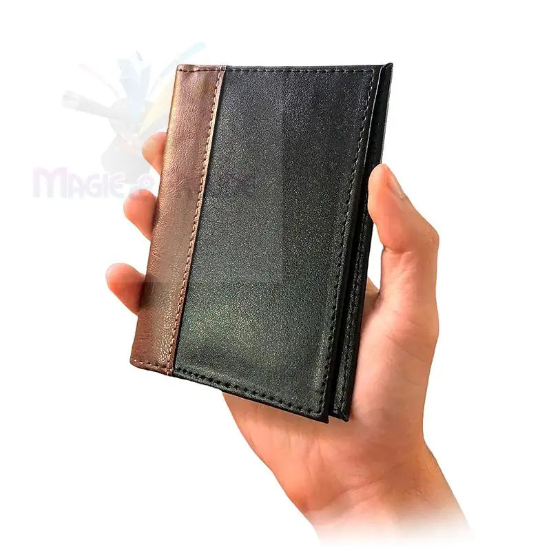 Ein zweifarbiges Portemonnaie aus braunem und schwarzem Leder, das in einer Hand gehalten wird.