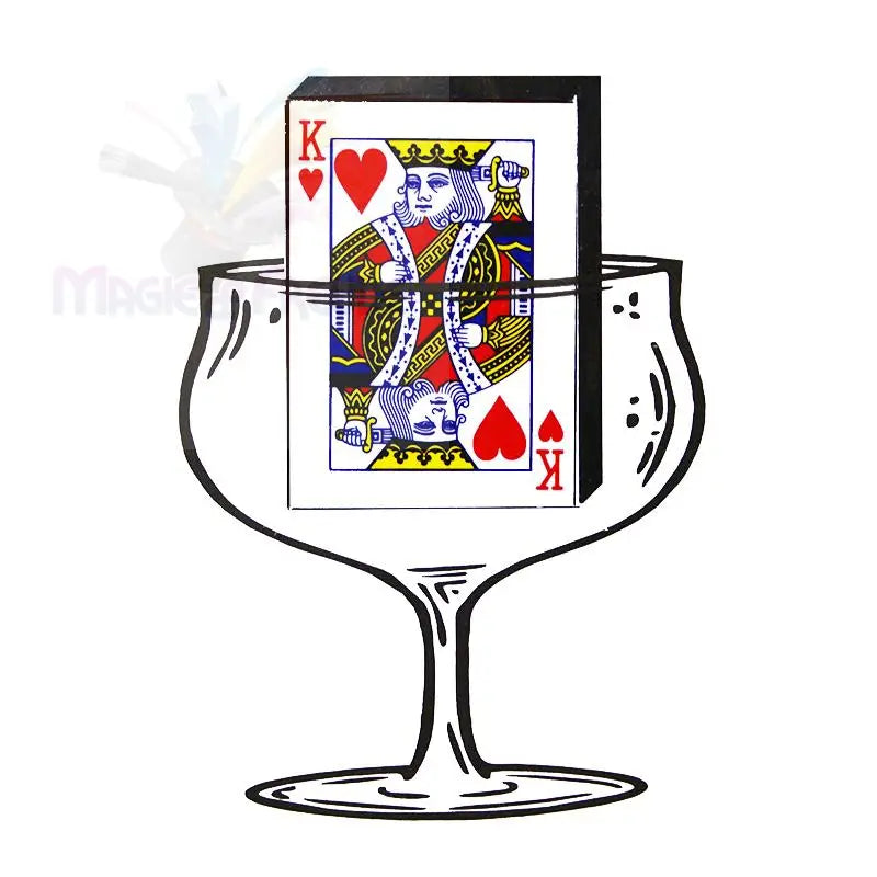 Eine Herz-König-Spielkarte, die in ein klares Glas getaucht ist.