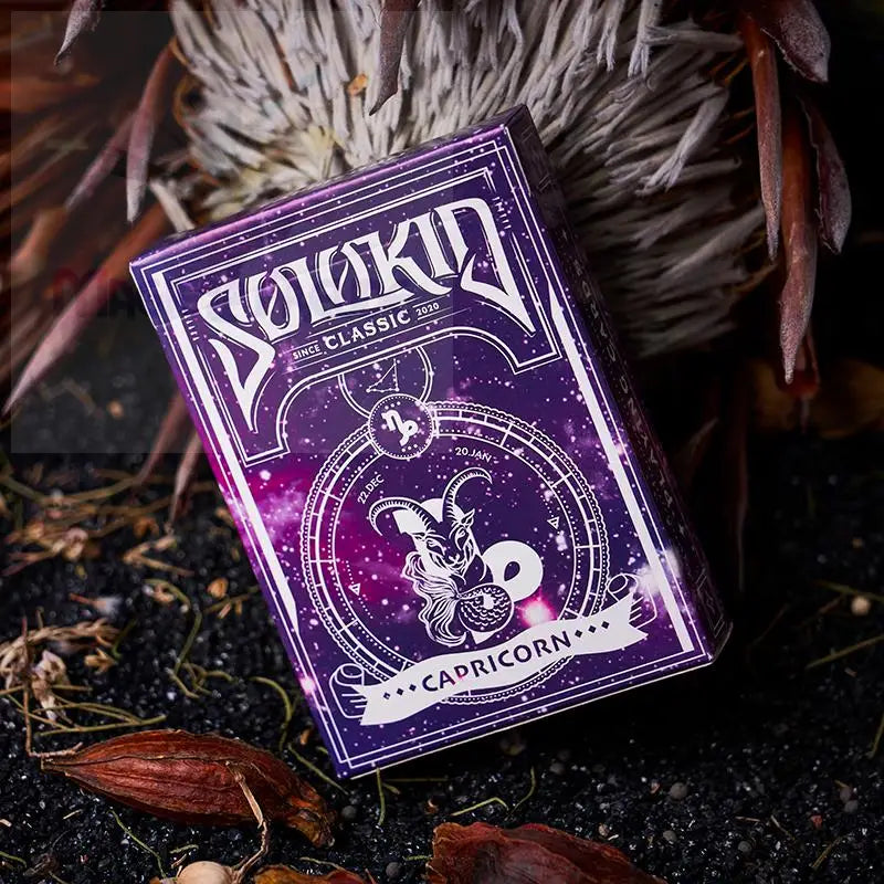 Lila Spielkarten mit einem Steinbock-Sternzeichen-Design.