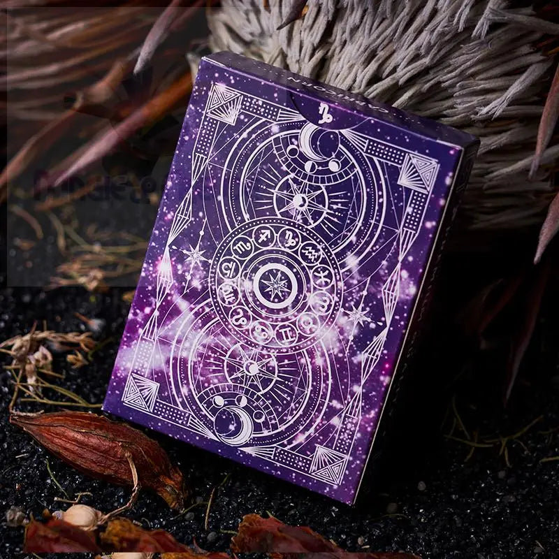 Lila Spielkarten zum Thema Tierkreiszeichen.