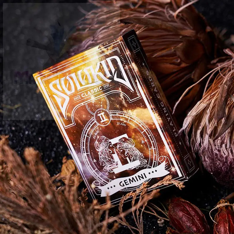 Ein Spielkartenset zum Thema Zwillinge mit einem Sternenhimmelmotiv.