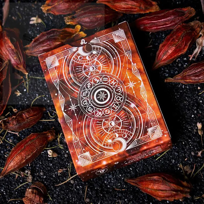 Kartenspiel zum Thema Astrologie in einem satten Orange und Braun.