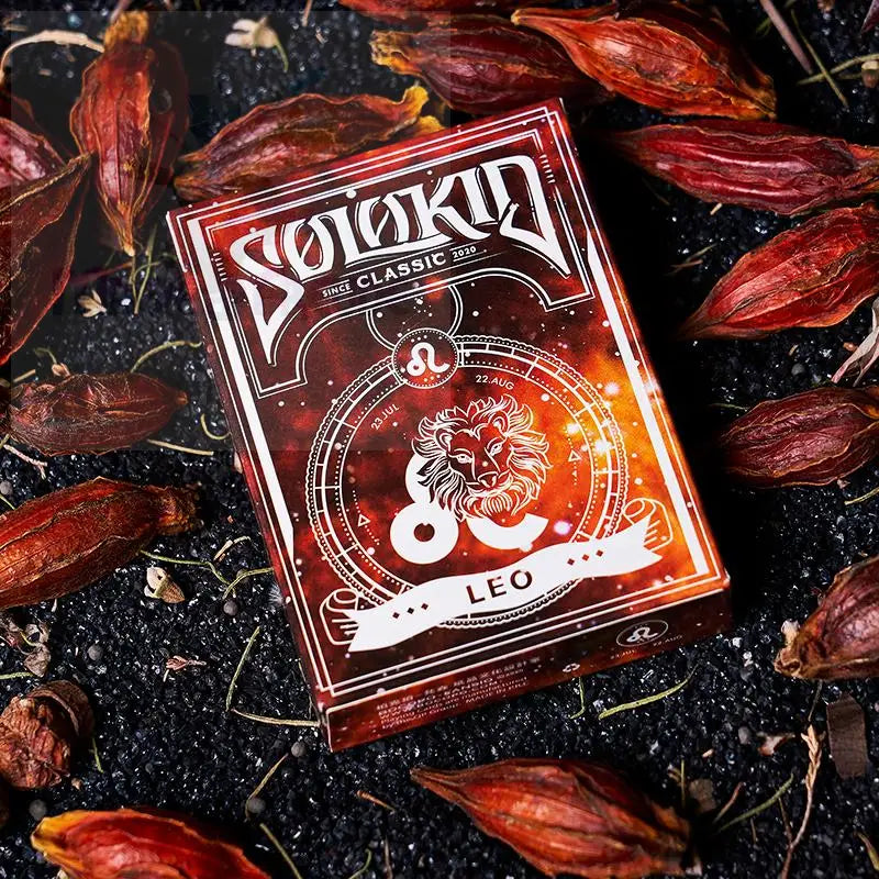 Ein rot-goldenes Spielkartenset mit einem Löwen und Tierkreiszeichen.