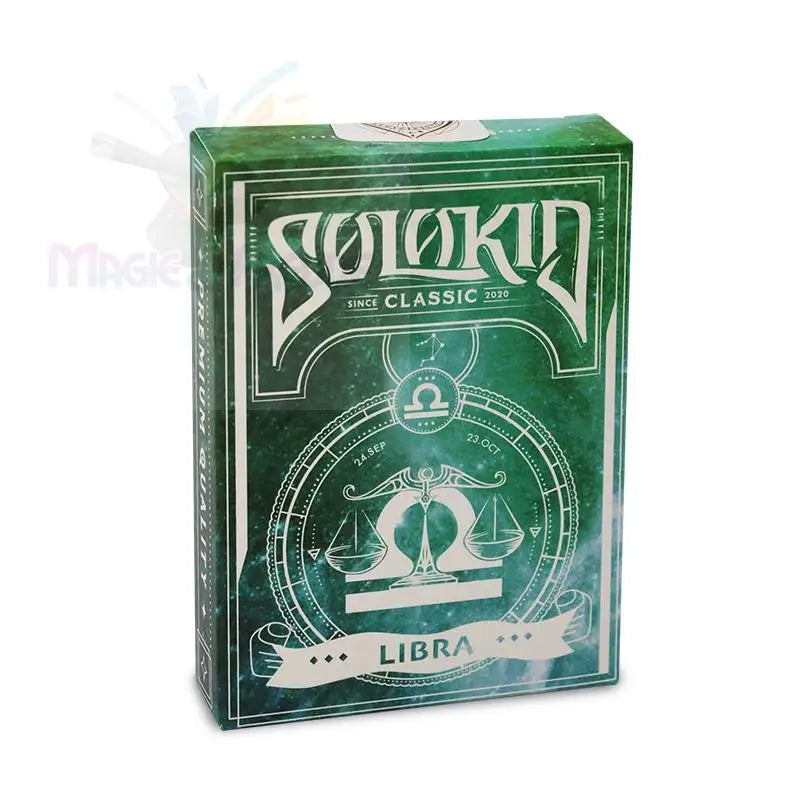 Grünes Spielkartenset mit einem Waage-Sternzeichen-Design.