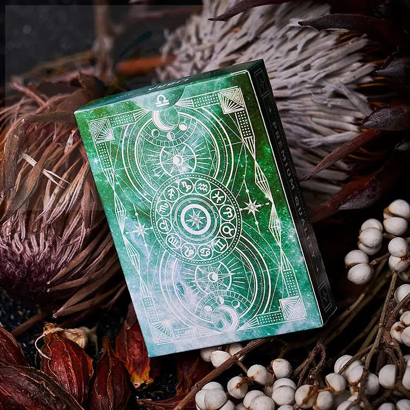 Grünes und weißes Spielkartenset mit himmlischen Motiven.