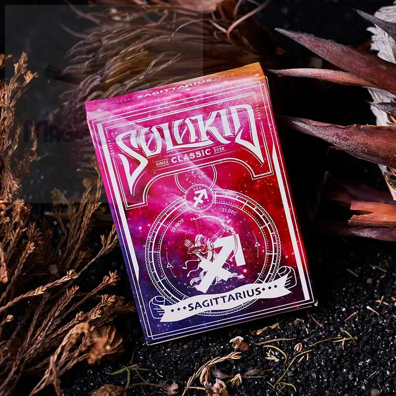 Eine lebendige, galaktische Spielkartenbox mit dem Tierkreiszeichen Schütze.