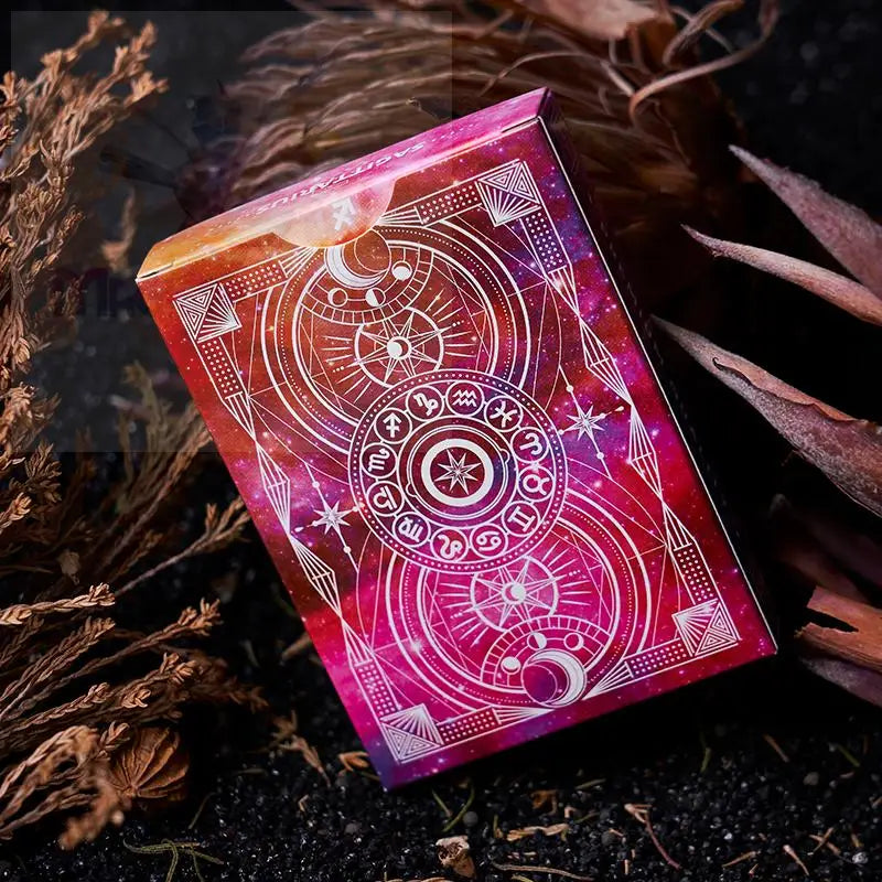 Ein lebendiges, kosmisches Kartenspiel mit astrologischen Symbolen.
