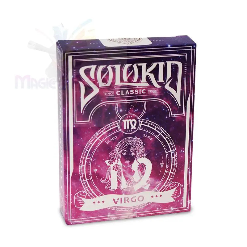 Ein Spielkartenset mit einem lila und rosa Himmelsmotiv, das das Sternzeichen Jungfrau darstellt.
