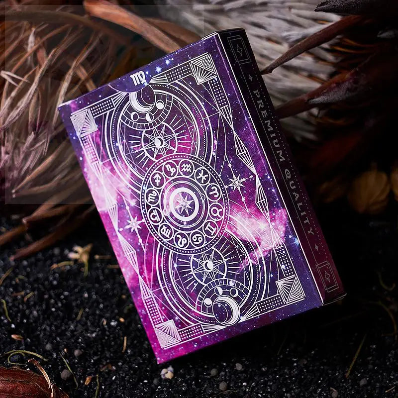 Ein mystisches, galaktisches Spielkarten- oder Tarotkartenspiel.