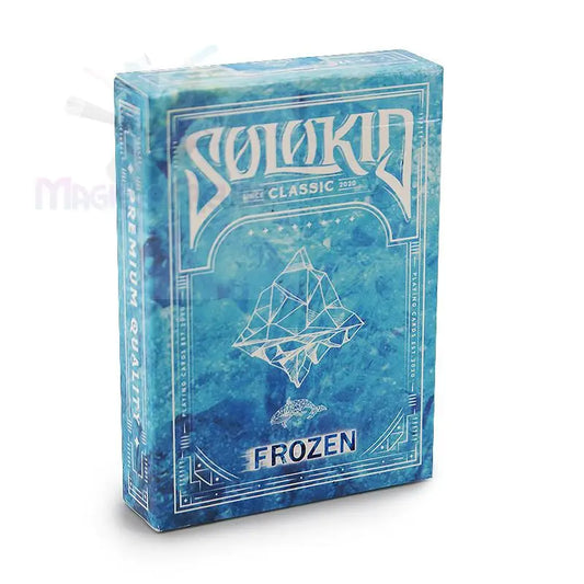 Ein blau-weißes Spielkartenset mit einem eisigen Design.