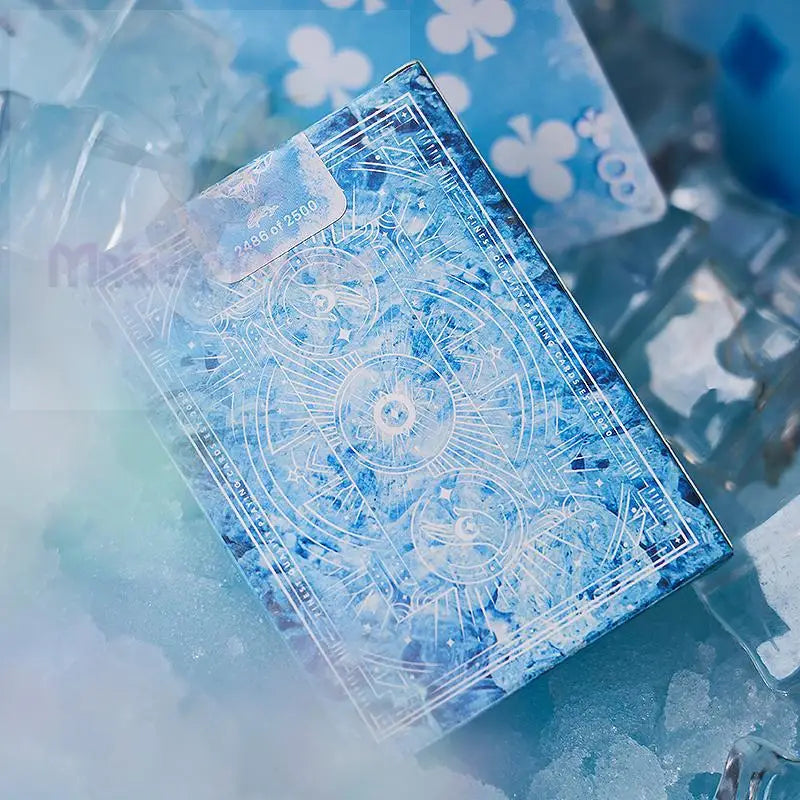 Ein Spielkartenset mit einem blauen, eisigen, verschlungenen Design und einem nummerierten Siegel.