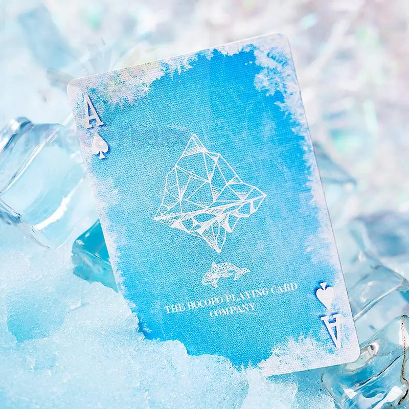 Eine eisblaue Spielkarte mit geometrischem Eisbergmuster und gefrosteten Rändern.