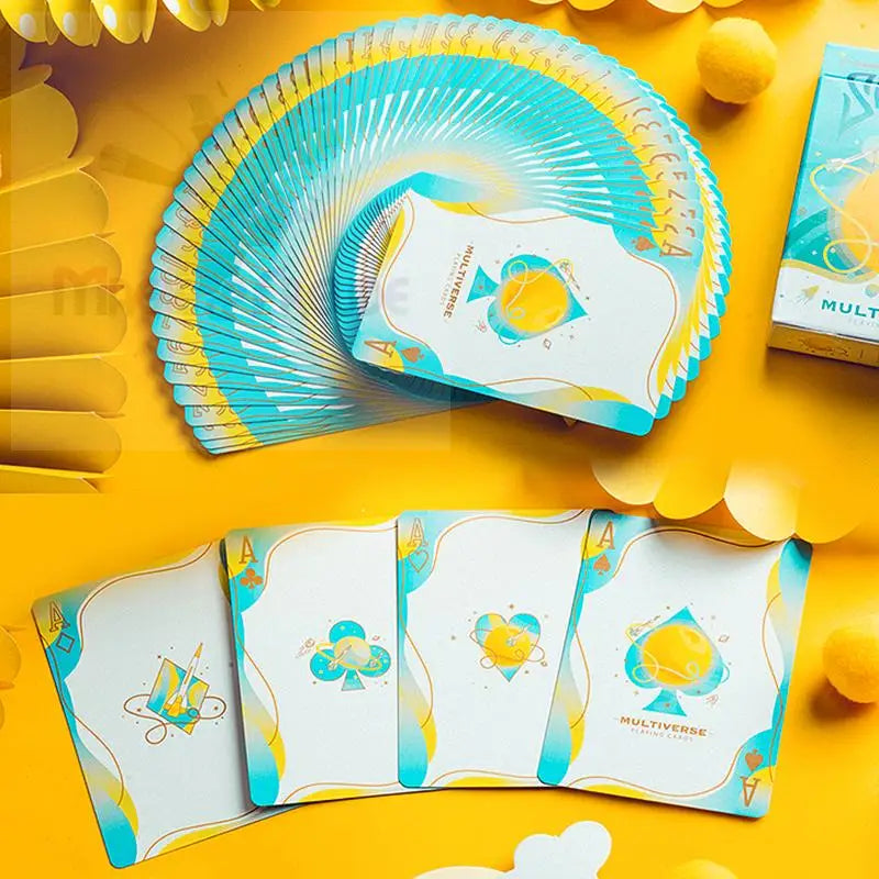 Ein Spielkartensatz mit einem blauen und gelben Himmelsmotiv.