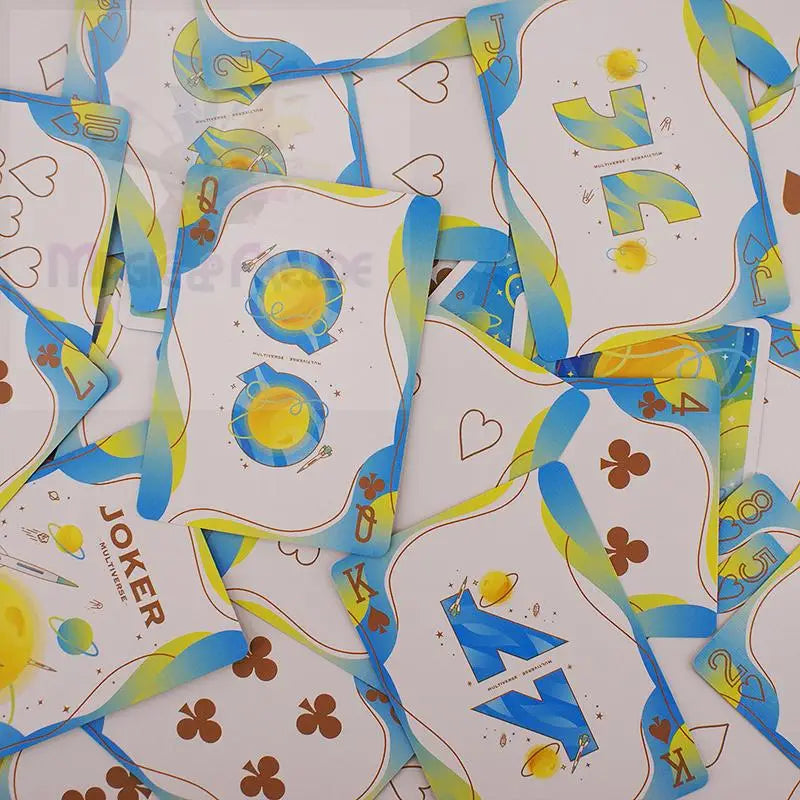 Ein Spielkartensatz mit einem einzigartigen, künstlerischen Design mit Himmelskörpern und einem blau-gelben Farbverlauf am Rand.