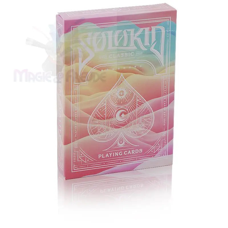 Ein Spielkartensatz mit einem farbenfrohen, ätherischen Design und einem verschlungenen Pik-Symbol.