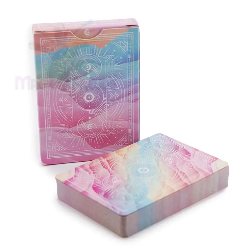 Ein Deck von Tarot- oder Orakelkarten mit einem bunten, mystischen Design.