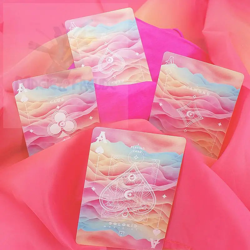 Ein Satz von vier pastellfarbenen Spielkarten mit mystischen Farbmotiven.