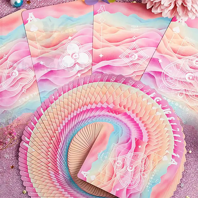 Ein Fan von pastellfarbenen Spielkarten mit mystischen Motiven.