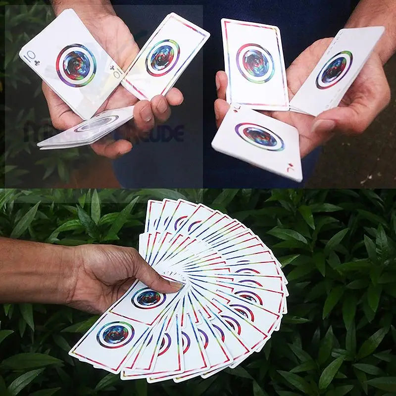 Ein Spielkartenset mit einzigartigen, bunten Rückseiten.