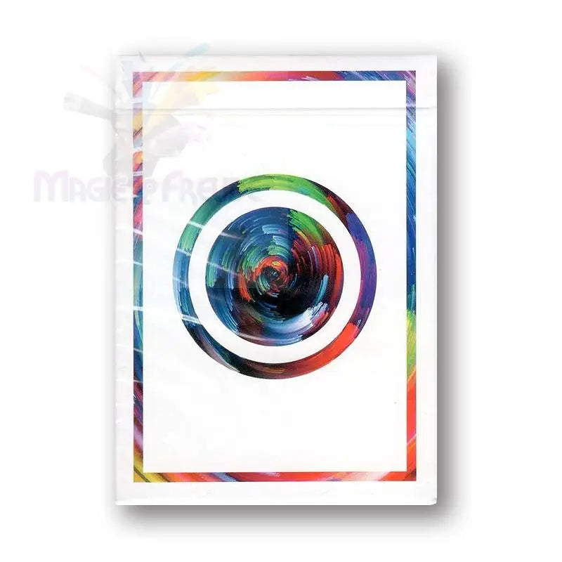 Ein Spielkartensatz mit einem lebendigen, abstrakten, kreisförmigen Design auf weißem Hintergrund, umrahmt von einem bunten Rand.