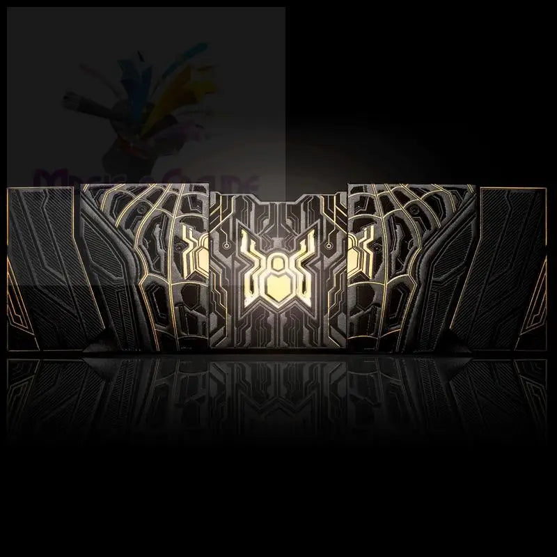 Eine beleuchtete schwarz-goldene Vitrine im Spider-Man-Stil.