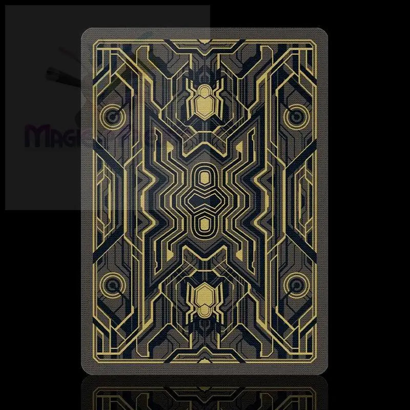 Eine Spielkarte mit einem geometrischen Muster in Schwarz, Grau und Gold, das zwei stilisierte Spinnensymbole enthält.