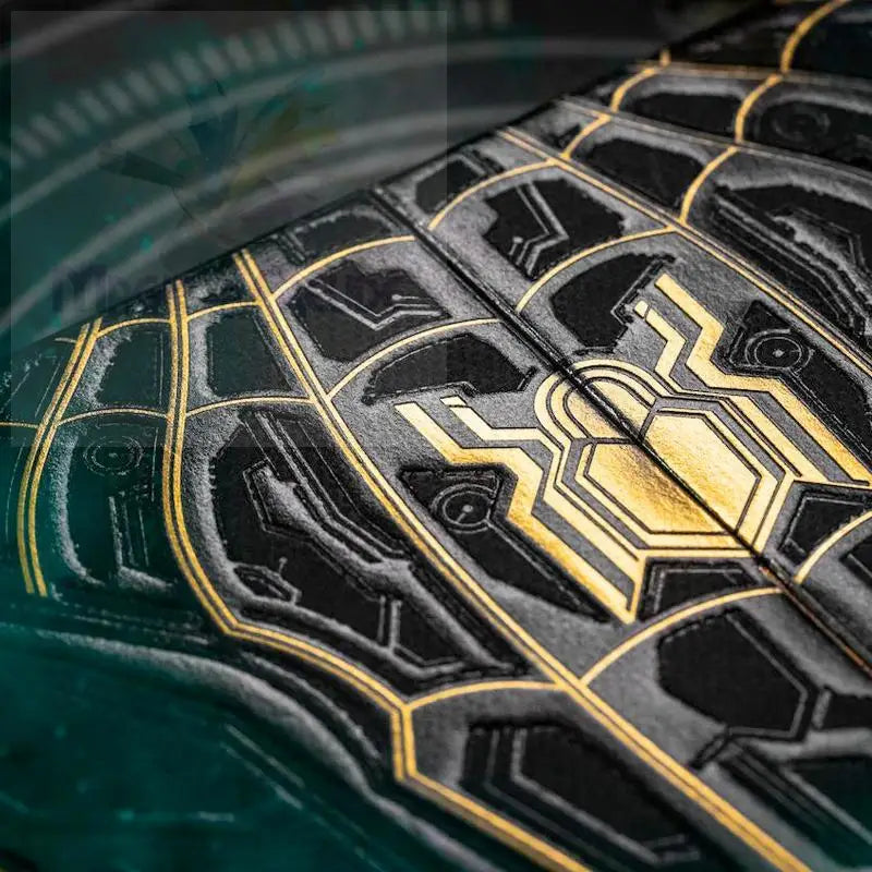 Schwarzes und goldgeprägtes, in Leder gebundenes Buch oder Notizbuch.