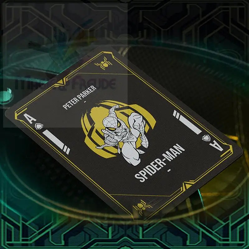 Schwarze Spielkarte mit einer stilisierten Spider-Man-Illustration.