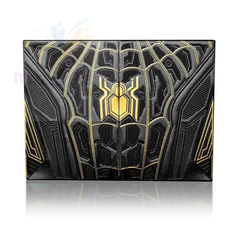 Schwarz-goldene Clutch-Tasche im Spider-Man-Stil mit geprägtem Netzmuster.