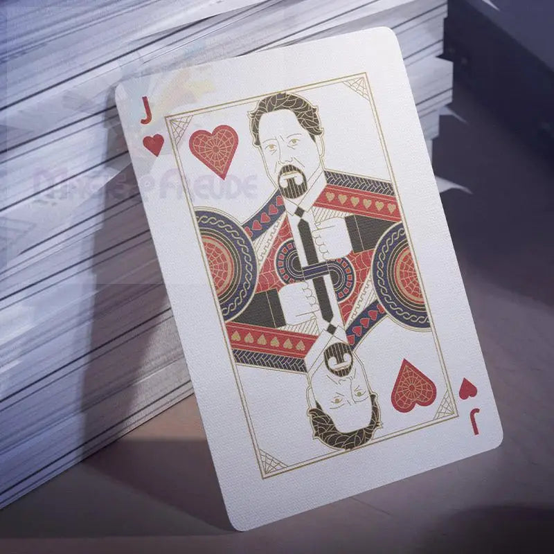 Eine Spielkarte, insbesondere der Herzbube, mit einer stilisierten Illustration eines bärtigen Mannes in einem Anzug.