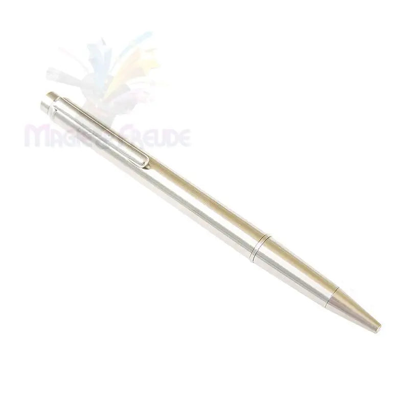 Ein eleganter, silberfarbener Metallkugelschreiber mit einem Taschenclip.