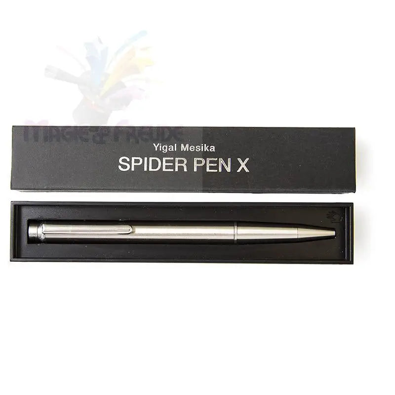 Ein silberfarbener Metallstift in einer schwarzen Geschenkbox.