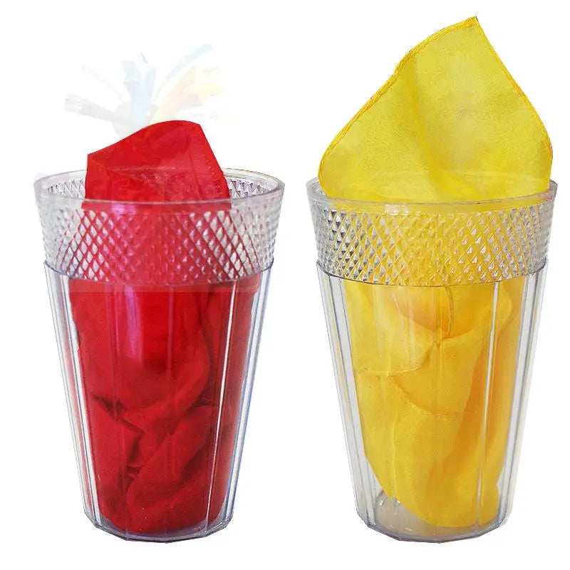 Zwei durchsichtige Plastikbecher, einer mit rotem Stoff, der andere mit gelbem Stoff gefüllt.